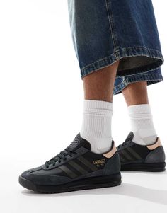 Schoenen, laarzen en sneakers van adidas Originals Sneaking in je garderobe Model met laag profiel Sluit met veters Gewatteerde kraag Signature adidas-branding EVA-tussenzool biedt lichtgewicht demping Loopzool van slijtvast rubber Gripprofiel met textuur City Break Outfit, Adidas Branding, Adidas Brand, Trainer Heels, Wide Jeans, Leather Dresses, White Trainers, Maxi Dress Trend, Adidas Gazelle