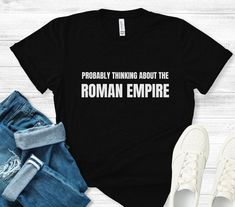 Wie oft denken Sie an das Römische Reich? Das fragen wir uns zurzeit alle selbst oder auch unsere Männer und Freunde. Dieses lustige Roman Empire T-Shirt ist ein tolles Geschenk für den besonderen Mann in deinem Leben oder für dich selbst! Dieses T-Shirt ist alles, wovon Sie geträumt haben und noch mehr. Es fühlt sich weich und leicht an, mit genau der richtigen Menge an Stretch. Es ist bequem und schmeichelhaft für Männer, Frauen und alle Geschlechter. PRODUKTDETAILS 100% Airlume gekämmte und r History Teacher Shirt, Empire Romain, History Teacher, The Roman Empire, History Teachers, Gift For Boyfriend, T Shirt Funny, Roman Empire, Teacher Shirts