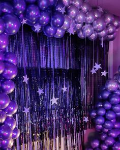 Cortina metalizada 
baloes metalicos descontruidos 
festa do pijama Balloons And Streamers, 17. Geburtstag, Sweet 16 Party Themes, 15th Birthday Party Ideas, 18th Birthday Party Themes, Purple Birthday Party, Glow Birthday Party