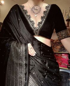 Blouse For Synthetic Saree, Aesthetic Saree Blouse Design, Blouse Designs Velvet Style, Velvet Blouses Designs, Aesthetic Saree Blouse, Black Lehenga Party Wear Indian Weddings, Velvet Saree Blouse Design, Hum Saath Saath Hain Outfits, 1970s Inspired Outfits