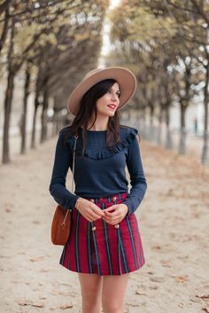 Jupe rayée preppy dans les jardins du Palais Royal — Mode and The City Prep Style, Daphne Moreau, Preppy Winter Outfits, College Outfits Spring, Elegant Tops, Preppy Fall, Preppy Chic