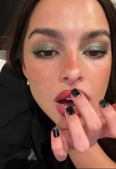 Elegant Eye Makeup Looks, Subtle Color Eyeshadow Looks, Green Summer Makeup, Eye Make Up Brown Eyes, New Year’s Eve Makeup Look, Frosted Eyeshadow, Pearly Makeup, Make Up Green, Colored Eyeshadow