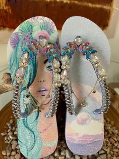 Glamour at your feet! All sandals are handcrafted with the finest Brazilian embellishments. We use the original Havaianas®️: thong style made in Brazil 100% rubber non slip tread durable and flexible Customized items are final sale so they can’t be returned. Trippy Colors, Flip Flop Craft, Crafting Inspiration, Mermaid Diy, Diy Shoe, Purple Mermaid, Rhinestone Flats, Kawaii Style, Fairy Costume