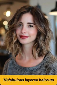 Wavy layered medium-length hair, adding volume and movement Short Medium Layered Haircuts, Inverted Bob Short, Layered Thick Hair, Medium Short Haircuts, Dramatic Hair, Instagram Hairstyles, Medium Layered Haircuts, Medium Layered Hair, Medium Layered