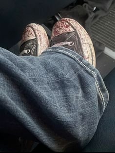 Worn Converse Aesthetic, Converse Decoration Ideas, Blood Converse, Dirty Converse Aesthetic, Converse Writing, Converse Alternative, Beat Up Converse, Vi Aesthetic, Grunge Converse