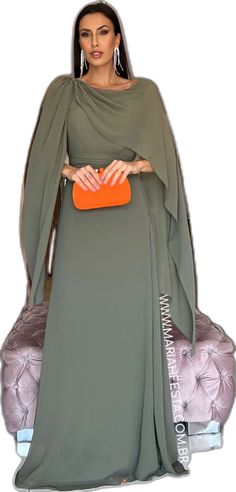 vestido verde militar ideal para madrinhas de casamento e formandas Wedding Mom Dress, Soiree Dresses, Mother Of The Bride Dresses Long, Glamour Dress, Engagement Dresses, Evening Dresses Elegant, Abayas Fashion, Bride Dresses, Fashion Sewing