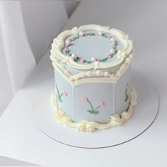 there is a cake that looks like it has been decorated with flowers and pearls on the top