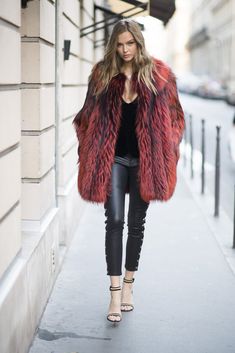 49 Winter Outfits to Try Inspired by Your Favorite Models Model Winter Street Style, Casual Chic Outfits, Style Désinvolte Chic, Red Fur, Dylan Sprouse, Winter Chic, Trendy Street Style, Street Style Winter, Casual Chic Outfit