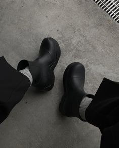 Bottega Veneta Puddle Boots Outfit, Bottega Puddle Boots Outfit, Clog Boots Outfit, Rubber Boots Outfit, Gum Boot, Crocs Outfit, Fashion Souls