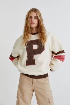 Varsity Outfit, Initial Sweatshirt, Pull And Bear Sweatshirt, Streetwear Photoshoot, Bear Sweatshirt, Stylish Hoodies, Cute Shirt Designs, Pull & Bear