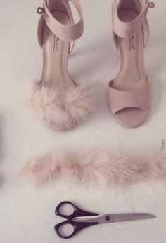 Diy Heels, Fluffy Heels, Feather Shoes, Shoe Refashion, Fancy Ribbon, Shoe Makeover, Mode Tips, Diy Money, Old Shoes