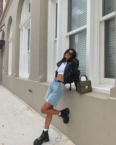 edgy outfits, denim shorts outfits, cutoff shorts, leather jacket Loose Fit Shorts Outfit, Long Denim Shorts, Denim Shorts Outfit, Bermuda Jeans, Foto Poses, Style Basic, Festival Looks, Mode Inspo