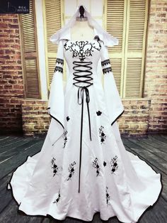 Black Satin Wedding, Medieval Wedding Dress, Wedding Dress Black, Viking Wedding, Medieval Wedding, Wedding Dress Pictures, Elephant Tattoos, Medieval Dress, Satin Wedding Dress