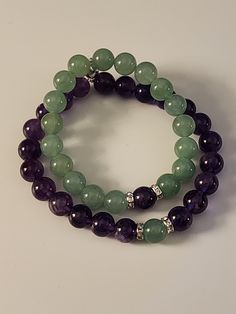 Homemade Matching Bracelets, Eye Color Bracelet Trend Couple, Couples Beaded Bracelets, Diy Couples Bracelets, Matching Friendship Bracelets Beaded, Green Bracelet Ideas, Couple Beaded Bracelets, Matching Bead Bracelets, Cute Matching Bracelets