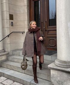 Brown oversozed jacket, brown/maroon scarf&boots. This is a perfect winter outfit inspo for this seasons trends! Click the link to shop winter outfit inspo!🤍 #winteroutfit #outfits #fashion #winterfashion#brown #classy #chic #cute#cuteoutfit #cold #aesthetic #scarfstyle #style #ootd #winterstyle #casual #oldmoney Vinter Mode Outfits, Stile Blair Waldorf, Adrette Outfits, Look Adidas, Fest Outfits, Skandinavian Fashion, Europe Outfits, Outfit Chic, Cold Outfits