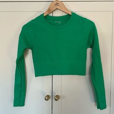 Never Worn Nwot Offline By Sidewalk Seamless Long Sleeve Cropped T-Shirt. Basic Green Stretch Crop Top, Green Cropped Sporty Tops, Green Stretch Crew Neck Crop Top, Green Seamless Stretch Top, Basic Green Cropped Top, Green Sporty Crop Top, Green Fitted Sporty Top, Green Seamless Crop Top, Sporty Green Crop Top