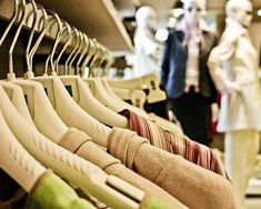 Découvrez Les Vêtements de grandes tailles pour femmes : Comment allier confort et style ? Je vous donne quelques astuces ! #vetementsgrandestaille #grandetaille Thrift Store Shopping, Hand Fashion, Fashion Merchandising, Popular Outfits, Shopping Hacks, Fast Fashion, Industrial Style, E Commerce, New Outfits