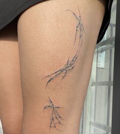 a woman's thigh with vines on it and the bottom part of her leg