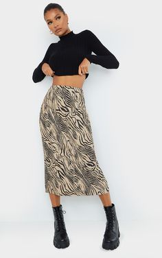 Zebra Print Skirt Outfit, Zebra Skirt Outfit, Chunky Boots Outfit, Midi Skirt Outfit Winter, Zebra Skirt, Printed Skirt Outfit, Sweat Noir, Zebra Print Skirt, Plisse Fabric