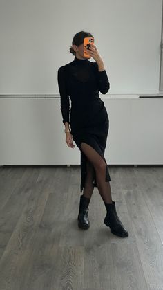 Winter Casual Black Dress, Long Black Dress With Boots, All Black Christmas Outfit, Style Dresses In Winter, Autumn Dress Outfit Casual, Long Black Dress Outfit Casual, Black Dress Outfit Winter, Black Winter Dress, Long Black Dress Outfit