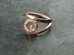 Copper Jewelry Handmade Rings, Handmade Metal Jewelry, Copper Rings Handmade, Hammered Metal Jewelry, Metal Jewelry Handmade, Copper Jewelry Diy, Copper Wire Ring, Copper Wire Crafts, Handmade Copper Jewelry