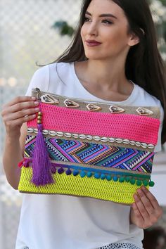 kadin-pembe-mor-etnik-seritli-deniz-kabuklu-plus-clutch chiccy | Trendyol Sac En Cuir Diy, Birthday Room, Boho Clutch, Embellished Bags, Bohemian Bags, Hippie Bags, Colorful Bags