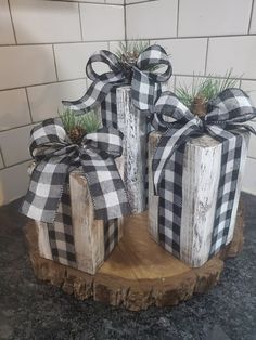 two wooden blocks with black and white plaid bows on them are sitting on a table