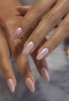 London Aesthetic Nails, Crome Nails Oval, Clean Girl Nail Ideas, Bailey Beiber Nails, Clean Girl Acrylic Nails, Nude Chrome Nails Almond, Modest Nails, Hayley Bieber Nails, Chic Almond Nails