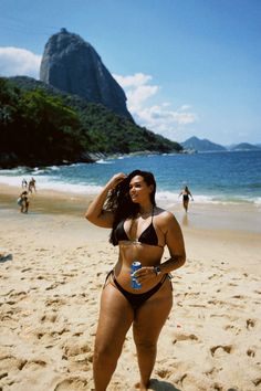 Plus Beach Poses, Vacay Pics Ideas Plus Size, Soft Belly Aesthetic, Bathing Suit Picture Ideas Plus Size, Plus Size Swimsuit Poses Ideas, Beach Poses Instagram Bikinis Plus Size, Outfit Playa Curvy, Mid Size Beach Pictures