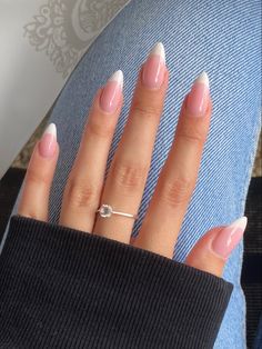 White French Tip Almond, French Tip Almond, Almond Nails Pink, Classy Almond Nails, Almond Nails French, Almond Press On Nails, Pointy Nails, Light Pink Nails