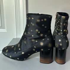 Stunning Ankle Boots Like New Condition (Tried On Once) Very Lightweight, Great For The Summer/Fall Seasons. Us 9/Eu 40/ Uk 7 Leather On The Inside, Fabric On The Outside Color - Very Dark Blue, But Looks Black Made In Portugal Absolutely Stunning And Unique Boots With Gold Embroidered Stars. I Normally Wear Size 9.5 (40 Eu), So It’s A Bit Small For Me. It Will Be Perfect For Somebody With A Size 9. Maybe Even 8,5 If Wearing A Ticker Sock. Painted Leather Boots, Paul Smith Shoes, Paul Smith Women, Unique Boots, Embroidered Stars, Star Boots, Looks Black, Painting Leather, Paul Smith