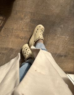 Crocs Crush, Crocs Baya, Sneaker Outfits Women, Shoes 2023, Hijabi Fashion, Sneakers Outfit, Insta Photo Ideas, Simple Outfits