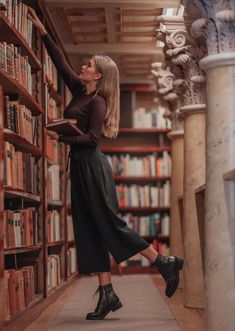 Cute Library Outfits, Library Style Outfit, Library Photo Shoot Aesthetic, Library Girl Aesthetic Outfit, Explorer Aesthetic Outfit, Library Senior Pictures, Girl In Library Aesthetic, Library Outfits Aesthetic