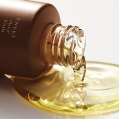 A clarifying, fast-absorbing face oil packed with omega-3 fatty acids, vitamins, and antioxidants to leave your skin with a radiant glow. Cleansing Oil Photography, Oil Product Photography Ideas, Face Oil Photography, Skincare Ugc, Skincare Marketing, Face Wash Recipe, Lotion Texture, Gold Skincare, Brand Proposal