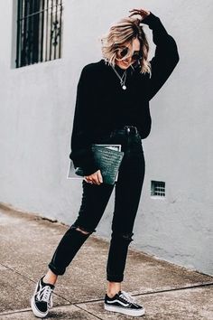 Winter outfit inspiration. Vans. black denim jeans. fury sweater. short blonde hair. clutch bag #blackonblack#stylish Cooler Style, Chicago Fashion, Perfect Fall Outfit, Outfit Chic, Mode Casual, Fashion Blogger Style, Outfits Casual, Inspiration Mode