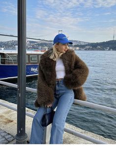 Casual Fur Coat Outfit, Short Brown Fur Coat Outfit, Cropped Fluffy Jacket Outfit, Brown Fluffy Jacket Outfit, Short Fur Coat Outfit, Faux Fur Coat Street Style, Brown Fur Coat Outfit Street Style, Fluffy Brown Fur Coat For Cold Weather