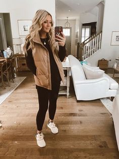 Breckenridge Outfits Spring, Leggins Winter Outfit, Fall Outfits Cozy Casual, Fall Soccer Game Outfit, Canada Outfit Fall, Sweater Leggings And Boots, Cute Shopping Outfits Winter, Fall Outfits Curvy Women 2024, Thanksgiving Comfy Outfit Women