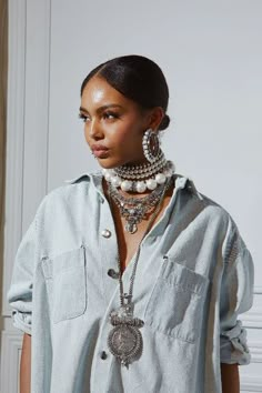 Silver Outfit, Dope Jewelry Accessories, Looks Chic, Style Streetwear, Pearl Chain, Outfits Casuales, Gatsby, Chic Outfits, Faux Pearl