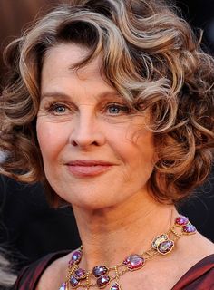 julie christie Short Curly Hairstyles For Women, Penteado Cabelo Curto, Classic Women, Hairstyles For Round Faces, Curly Hair Cuts, Short Curly Hair, Older Women Hairstyles, Stylish Hair