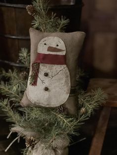 Primitive Snowman Pillow Snowman Stitchery, Cross Stitch Pillows, Primitive Christmas Patterns, Free Primitive Patterns, Primitive Christmas Decorating Ideas, Primitive Cross Stitch, Primitive Ornaments, Primitive Christmas Decorating, Primitive Christmas Decor