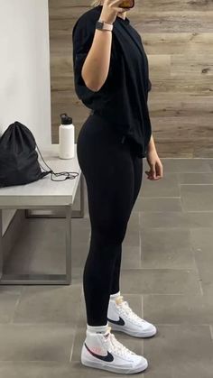 Simple Gym Outfits For Women, Workout Shoes Aesthetic, Girly Gym Outfits, Workout Fits Aesthetic, Workout Outfits Black Women, Black Gym Outfit, Fitness Fits, Gym Girlies, Academia Look