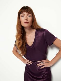 The V neck version of your favorite luxe Hammered Satin tee with a laid-back ribbed neckband. Sexy, effortless, and already a classic. (This one comes in Fig Jam.) Final Sale Fig Jam, Maxi Slip Dress, Ribbed Neckline, Toronto Canada, Women Clothing Boutique, New Arrival Dress, Western Outfits, Flowing Maxi Dress, Small Tops