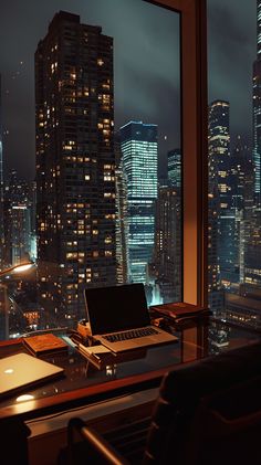 A stylish hotel room with a MacBook workspace and a breathtaking view of the Frankfurt skyline. New York Work Aesthetic, New York Apartment View, Skyline Apartment, Nyc Penthouse, Nyc Baby