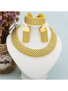 Unique Gold Necklace Designs, Beautiful Dubai, African Luxury, African Gold, African Necklace, Gold Plated Bracelet, Lace Styles, Women's Jewelry Sets