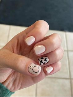 Minnie Gel Nails, Disney Designs For Short Nails, White Disney Nails Almond, Short Nails Disney Design, Simple Disney Manicure, Disney Dipped Nails, Cute Nails For Disney World, Disney Dip Nails Ideas, Nail Designs For Disney World