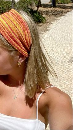 Summer Hair Bandana, Headband Hairstyles Summer, Summer Hairstyles With Headbands, Knit Headband Aesthetic, Granola Headbands, Head Bands Hair Styles, Summer Crochet Accessories, Hippie Short Hair, Headband Outfit Summer