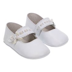 These shoes are a classic design that is both traditional and contemporary perfect for everyday use. Can be used for an elegant or casual outfit. Its ergonomic soles make them perfect for first walkers. Flexible soles but still stable for a well-supported heel. Made in Spain High-Quality Leather Felt Baby Shoes, Leather Mary Jane Shoes, Felt Baby, Leather Mary Janes, Jane Shoes, Girl Shoes, Shoes Shop, Summer Fashion Outfits