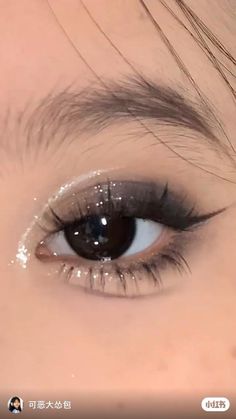 Makeup Looks Black Outfit, Smokey Korean Eye Makeup, Gray And Black Makeup, Black Make Up Aesthetic, Eyeshadow Easy Looks, Smokey Eye On Asian Eyes, Korean Black Eye Makeup, Kpop Smokey Eye Makeup, Makeup Smokey Eye Tutorial