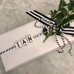 Gift Wrapping Accessories, Monochromatic Christmas Wrapping, Butcher Paper Christmas Wrapping, White Christmas Wrapping Ideas, Gifts Decoration Ideas, Gift Packaging Ideas, Cute Gift Wrapping Ideas