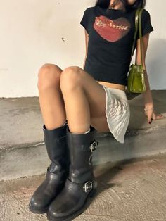 Concert Y2k Outfits, 2024 Grunge Aesthetic, Street Pictures Ideas, Punk Festival Outfit, Sandy Liang Aesthetic, Winter In Nyc Outfits, Lily Rose Depp Instagram, Nyc Casual Outfits, Winter Outfits Aesthetic Vintage